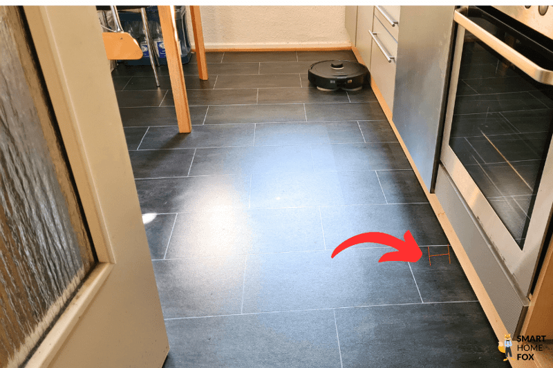 Видна сухая полоса вдоль плинтусов Roborock Q Revo.